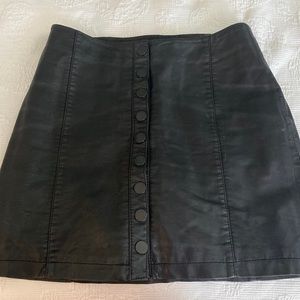 FREE PEOPLE. Black faux leather mini skirt. Size 4